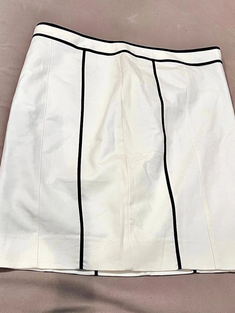 Chic White House Black Market White Skirt With Black Piping